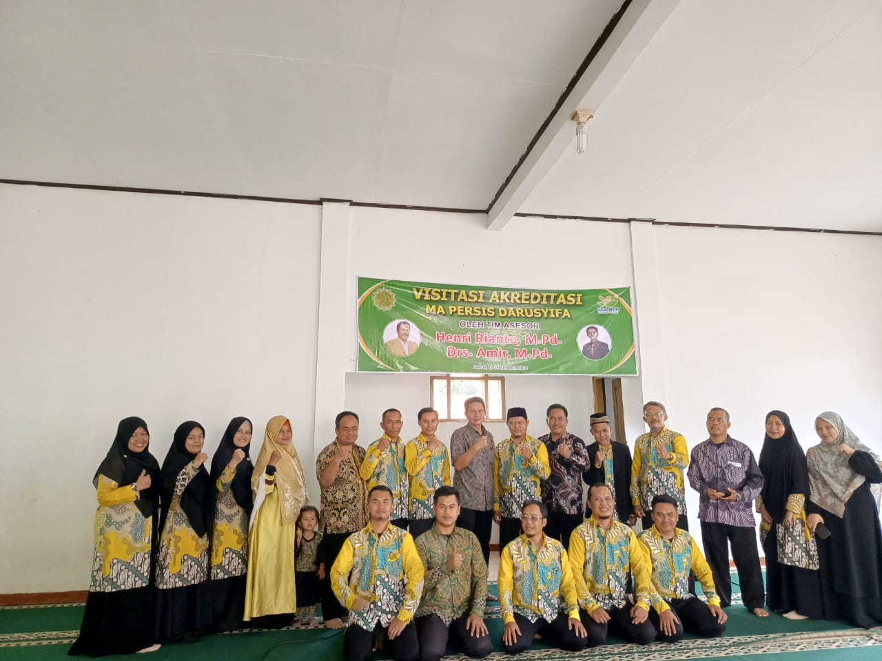 Foto bersama para Asatidzah MA Darusyifa dalam kegiatan Visitasi Akreditas Tahun 2024
