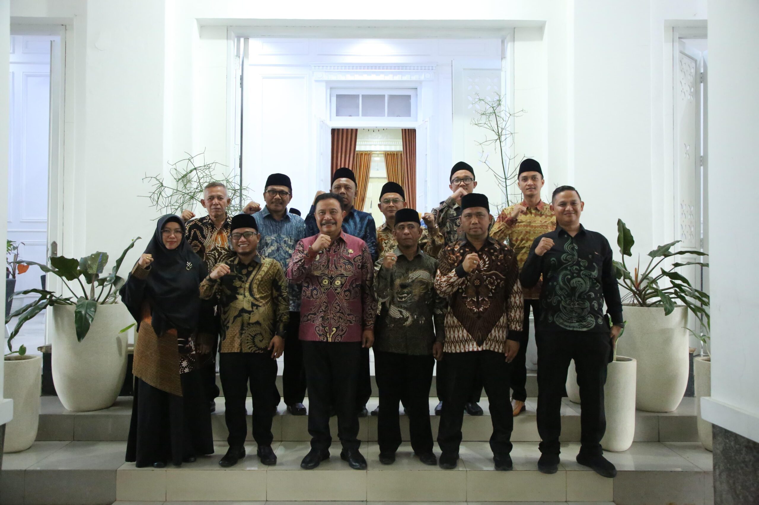 Para pengurus Dewan Pendidikan Kabupaten Garut Periode 2024-2029 tengah Poto Bersama dengan Pj Bupati Garut