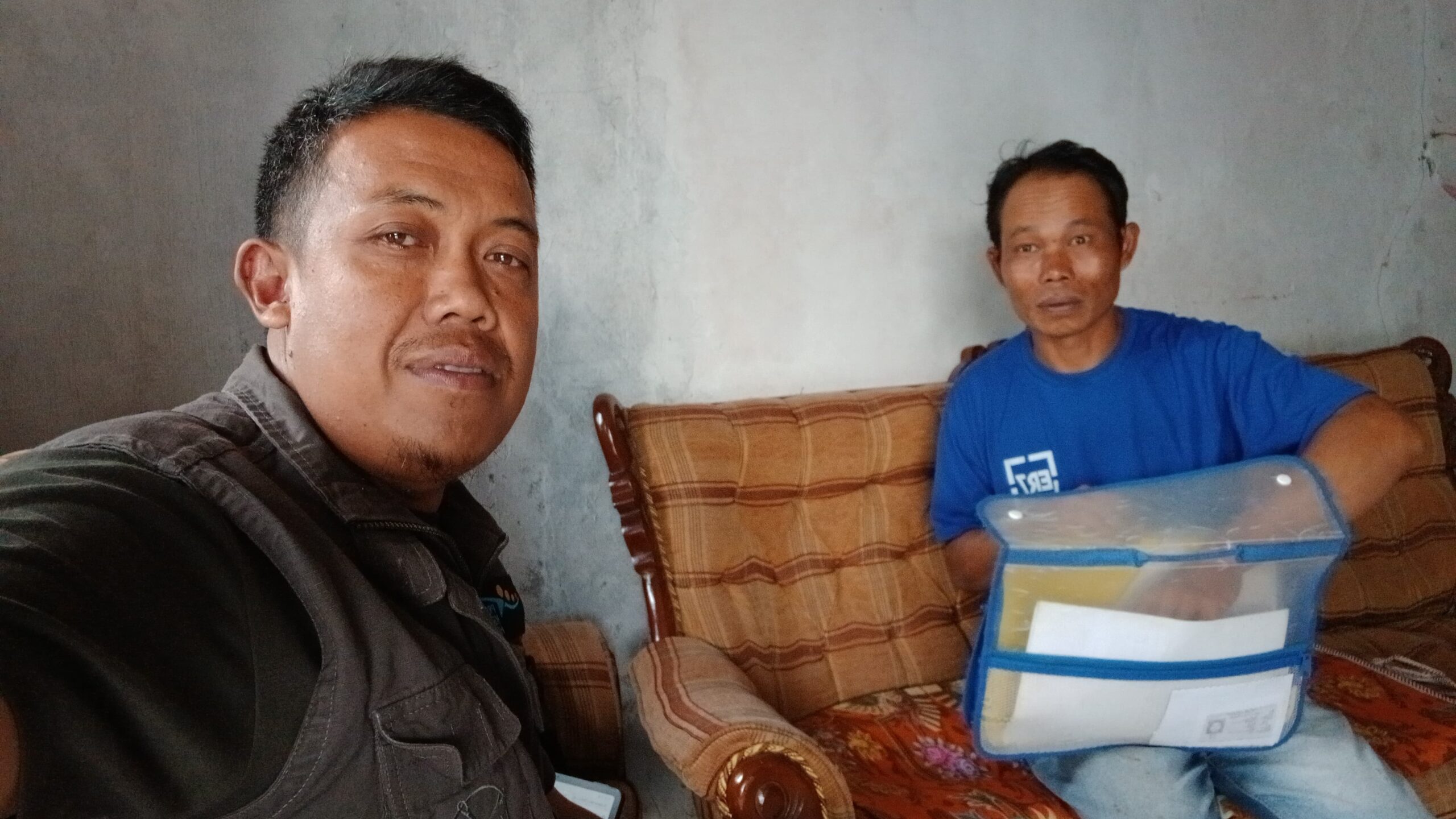 Foto: Lutfhi Jaelani KPM Desa Cigadog tengah berfoto bersama Asep Cahyana selaku Pendamping PKH
