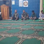 Foto; Atik Tresnayadi PJs Desa Cigadog sedang melaksanakan kegiatan Tarawih Keliling di Masjid Jami Al-Iklas