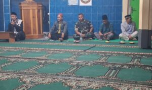 Foto; Atik Tresnayadi PJs Desa Cigadog sedang melaksanakan kegiatan Tarawih Keliling di Masjid Jami Al-Iklas
