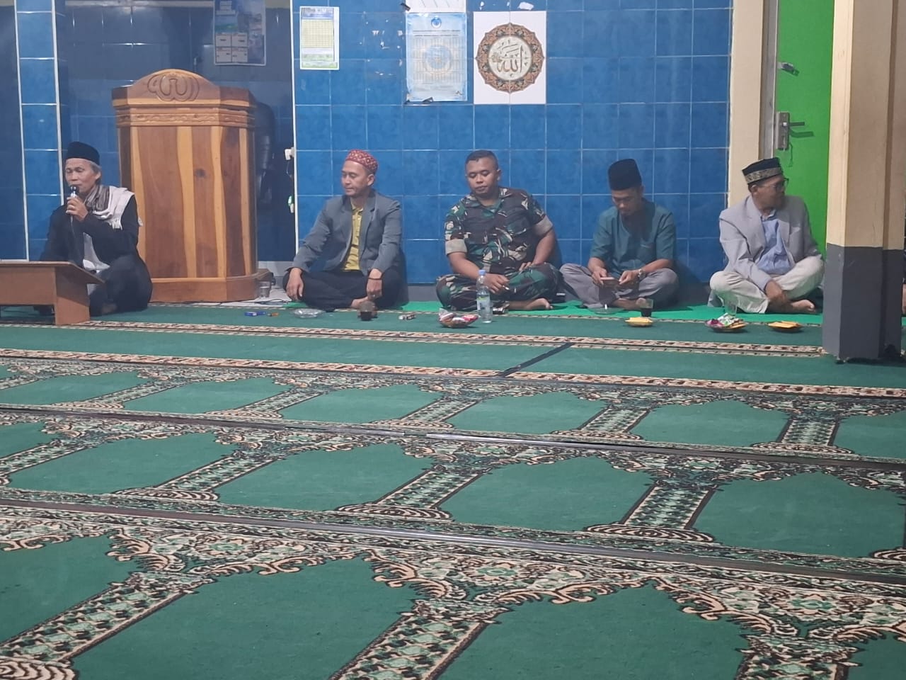 Foto; Atik Tresnayadi PJs Desa Cigadog sedang melaksanakan kegiatan Tarawih Keliling di Masjid Jami Al-Iklas