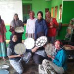 Ibu-Ibu Warga Kp. Palingping Desa Sudalarang bangkit dengan mengembangkan Industri Kicimpring