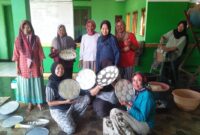 Ibu-Ibu Warga Kp. Palingping Desa Sudalarang bangkit dengan mengembangkan Industri Kicimpring