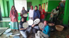 Ibu-Ibu Warga Kp. Palingping Desa Sudalarang bangkit dengan mengembangkan Industri Kicimpring