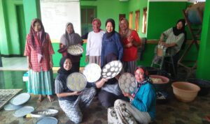 Ibu-Ibu Warga Kp. Palingping Desa Sudalarang bangkit dengan mengembangkan Industri Kicimpring