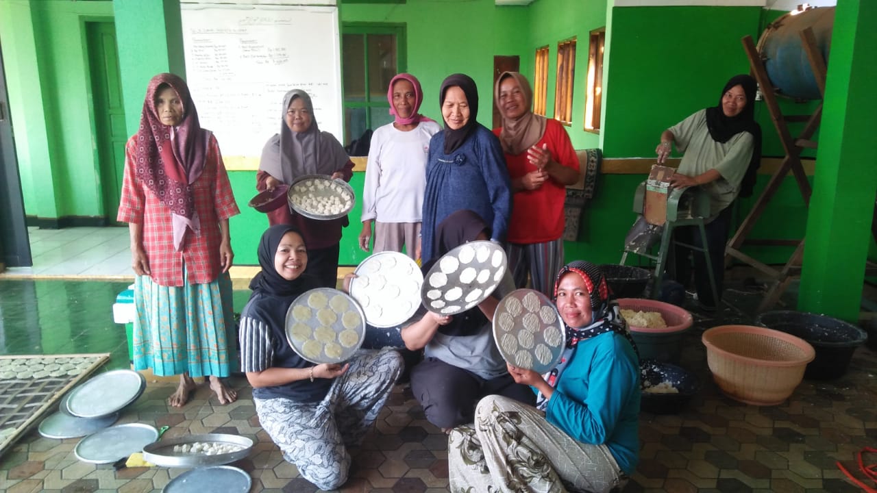 Ibu-Ibu Warga Kp. Palingping Desa Sudalarang bangkit dengan mengembangkan Industri Kicimpring