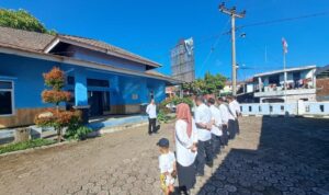 PJs Kepala Desa Cigadog Atik Tresnayadi Pimpin langsung Apel pagi di halaman kantor Desa Cigadog Sucinaraja