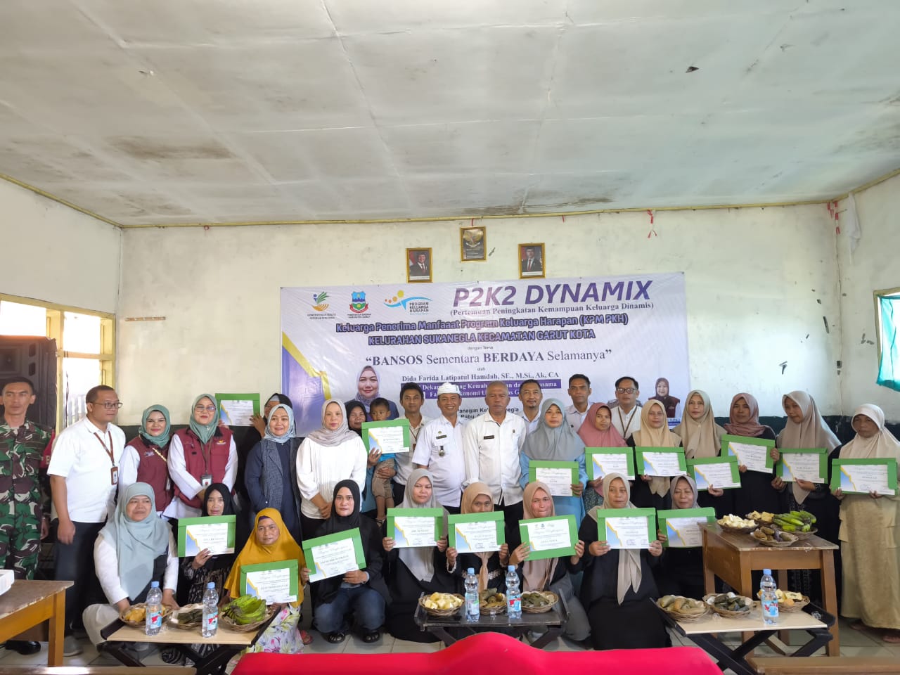 Foto: Kegiatan pemberian penghargaan kepada 17 KPM PKH Kecamatan Garut Kota yang telah Graduasi mandiri