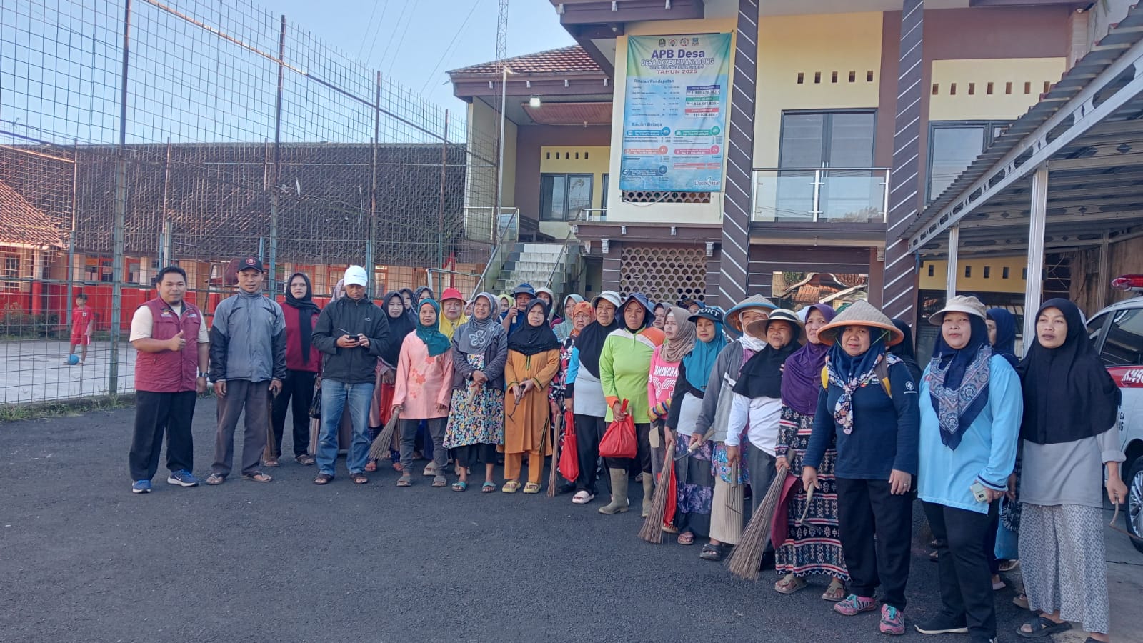 Foto: Kegiatan Gebyar Bersih-Bersih demi menciptakan lingkungan yang bersih, sehat, dan nyaman.