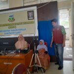 Warga lansia menjalani proses perekaman biometrik e-KTP yang difasilitasi Pemerintah Kecamatan Karangtengah, sebagai bagian dari upaya inklusi sosial.
