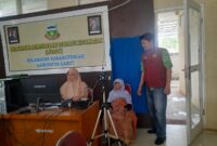 Warga lansia menjalani proses perekaman biometrik e-KTP yang difasilitasi Pemerintah Kecamatan Karangtengah, sebagai bagian dari upaya inklusi sosial.
