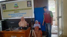 Warga lansia menjalani proses perekaman biometrik e-KTP yang difasilitasi Pemerintah Kecamatan Karangtengah, sebagai bagian dari upaya inklusi sosial.