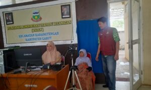 Warga lansia menjalani proses perekaman biometrik e-KTP yang difasilitasi Pemerintah Kecamatan Karangtengah, sebagai bagian dari upaya inklusi sosial.