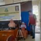 Warga lansia menjalani proses perekaman biometrik e-KTP yang difasilitasi Pemerintah Kecamatan Karangtengah, sebagai bagian dari upaya inklusi sosial.