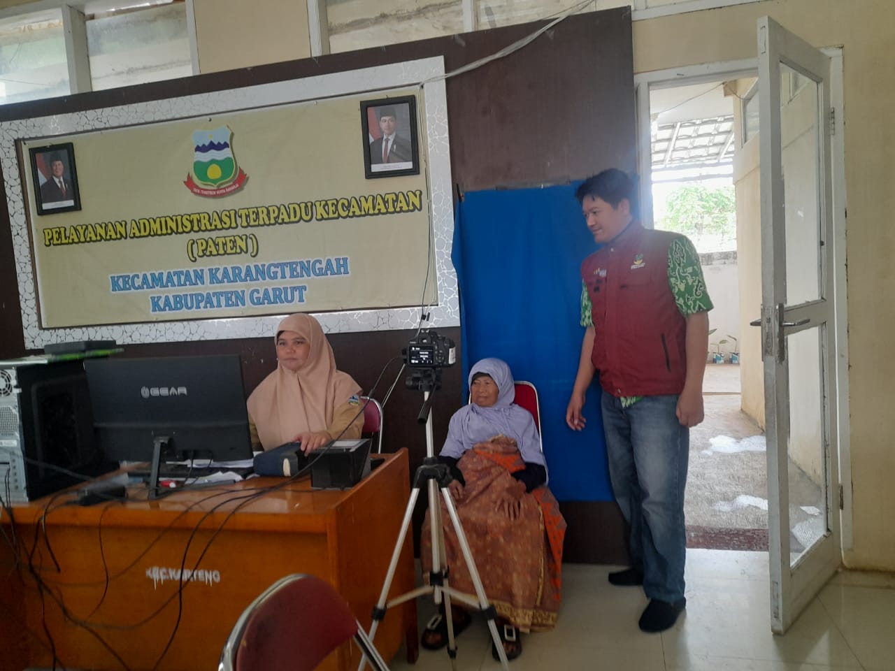 Warga lansia menjalani proses perekaman biometrik e-KTP yang difasilitasi Pemerintah Kecamatan Karangtengah, sebagai bagian dari upaya inklusi sosial.