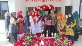 Keluarga besar Madrasah Ibtidaiyah Negeri (MIN) 4 Garut tampak bangga dan bersyukur atas capaian yang diraih Kepala Madrasah,Bapak Ujang Solahudin,S.Pd.I,MM yang menerima penghargaan Satyalancana Karya Satya X Tahun