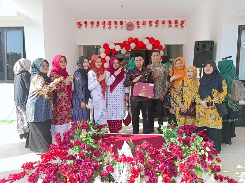 Keluarga besar Madrasah Ibtidaiyah Negeri (MIN) 4 Garut tampak bangga dan bersyukur atas capaian yang diraih Kepala Madrasah,Bapak Ujang Solahudin,S.Pd.I,MM yang menerima penghargaan Satyalancana Karya Satya X Tahun