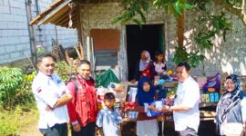 Tim PKH Kecamatan Banyuresmi bersama pemerintah desa melakukan monitoring pembangunan Rumah Sejahtera Terpadu (RST) dan bantuan kewirausahaan untuk Ahmad