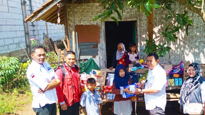 Tim PKH Kecamatan Banyuresmi bersama pemerintah desa melakukan monitoring pembangunan Rumah Sejahtera Terpadu (RST) dan bantuan kewirausahaan untuk Ahmad