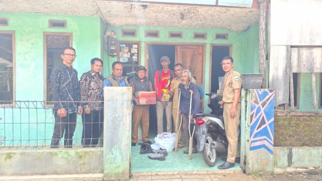 
					Sentuh Langsung Warga Rentan, Pendamping PKH dan TKSK Kunjungi Penyandang Disabilitas di Linggamukti